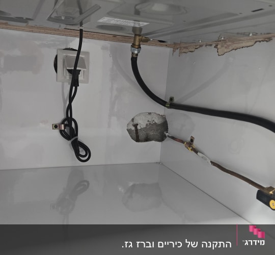 חיבורי גז וצינורות מתחת לכיור במטבח